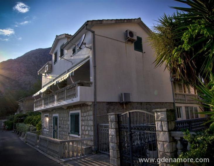 Apartmani sobe su na prvom spratu kuće